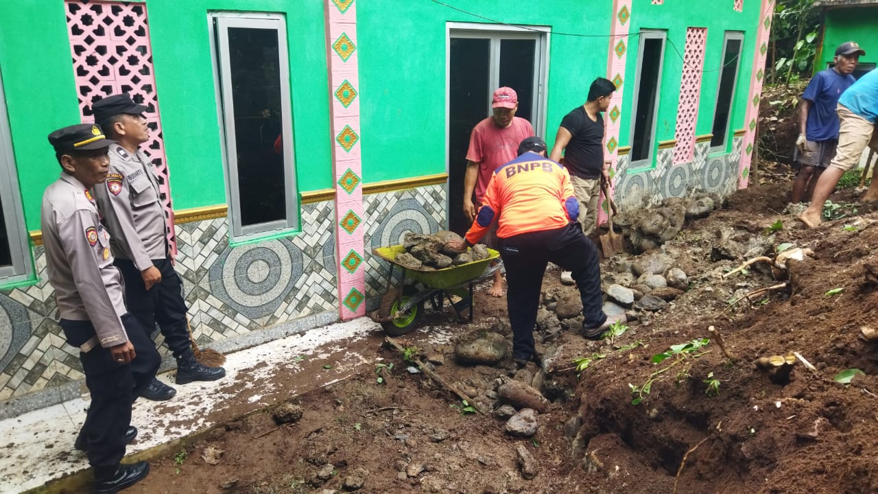 Pondasi Talud Longsor Timpa Rumah di Pengadegan