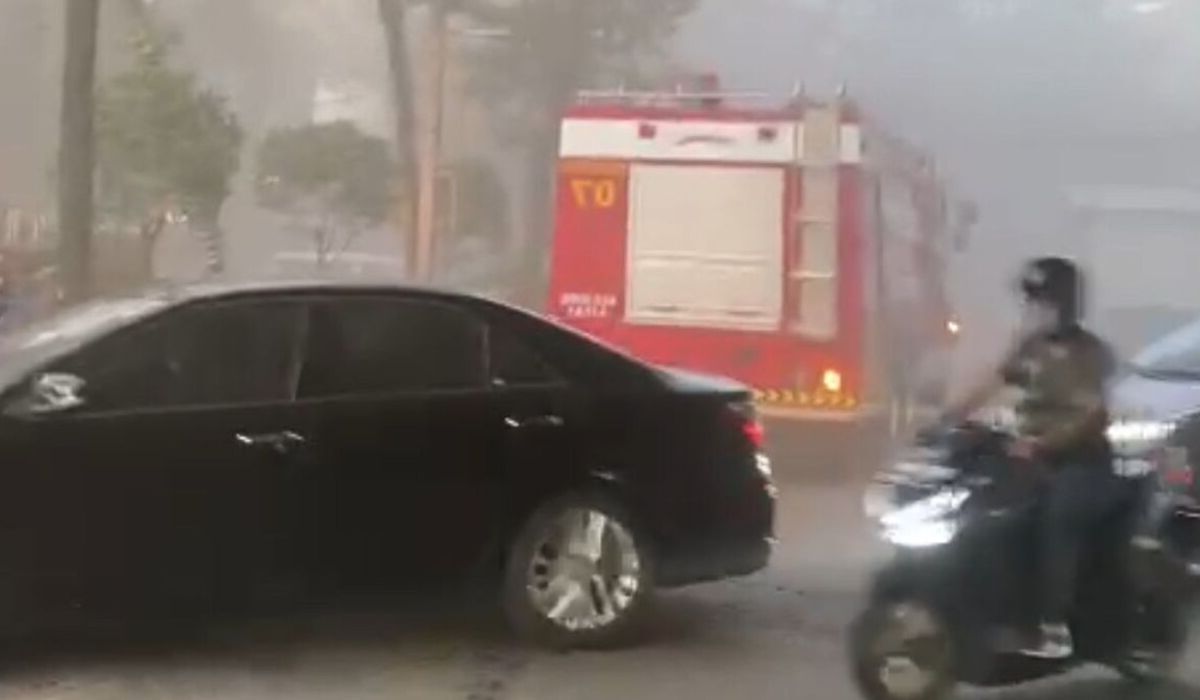 20 Unit Mobil Damkar Dikerahkan untuk Mengatasi Kebakaran Blok M Square