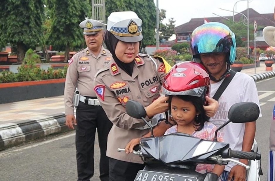 Pelanggaran Tak Pakai Helm Mendominasi, Satlantas Polres Purbalingga Bagi-bagi Helm Gratis