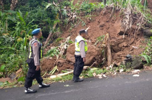 Hujan Deras Picu Longsor Tebing di Sempor, Rumah Warga Terancam