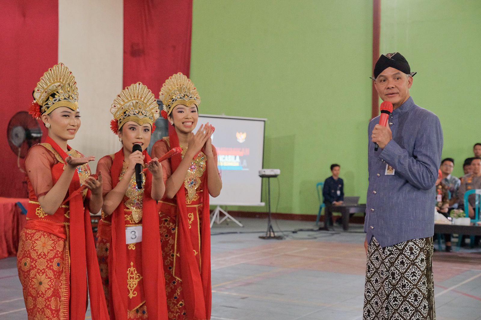 Gubernur Mengajar di SMAN 1 Kradenan, Ganjar Optimis Indonesia Emas 2045 Terwujud 