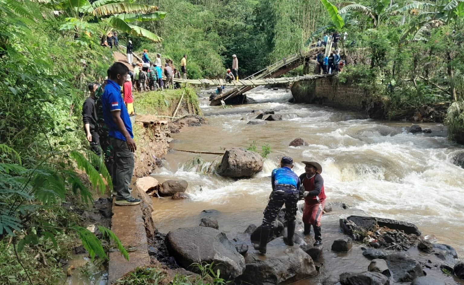 Jembatan Penghubung di Banjarnegara Ambruk, Lanal Cilacap dan DPUPR Lakukan Survei Identifikasi