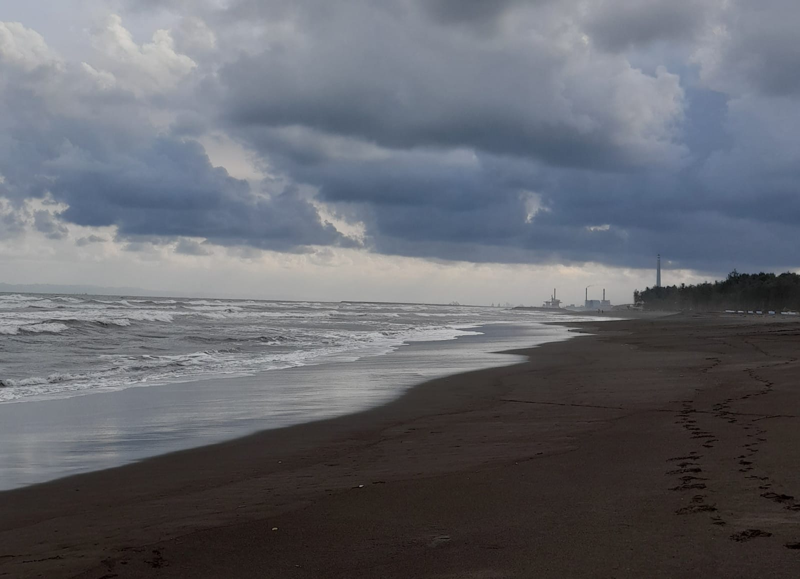 Sepanjang Pantai Cilacap Rawan Abrasi, Tahun Ini Akan Dibangun Tanggul Sepanjang 6 Kilometer