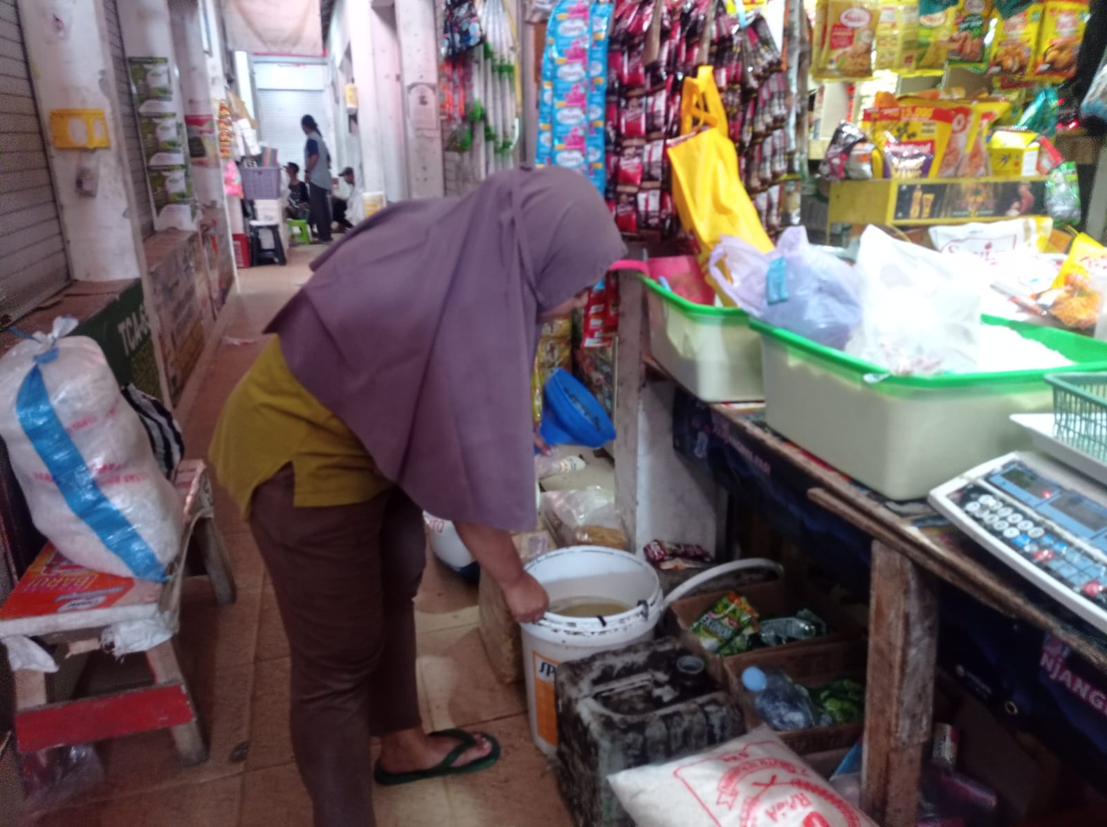 Minyak Goreng Merek Minyak Kita Kosong di Kota Purwokerto, Pedagang Pasar Manis : Sudah 2 Minggu. 