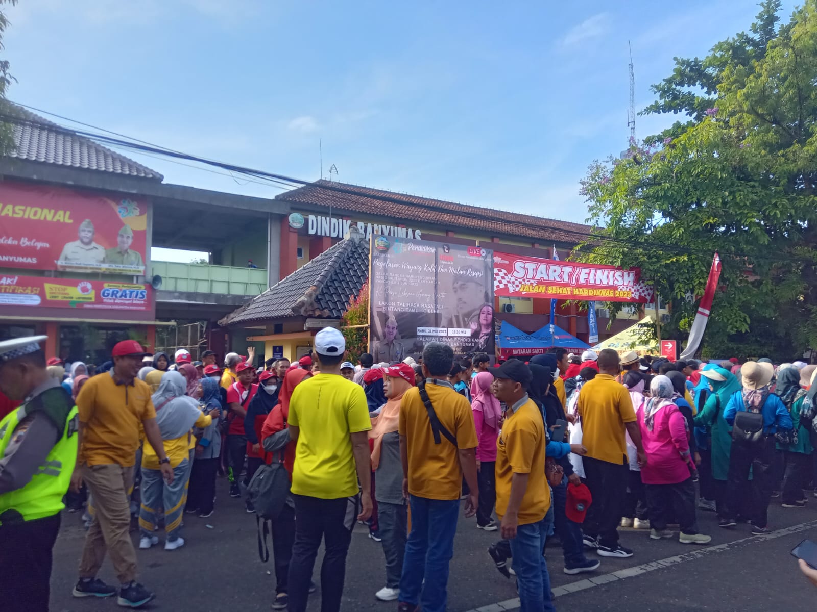 10 Ribu Guru dan Tenaga Pendidikan Ikuti Jalan Sehat Dindik Banyumas