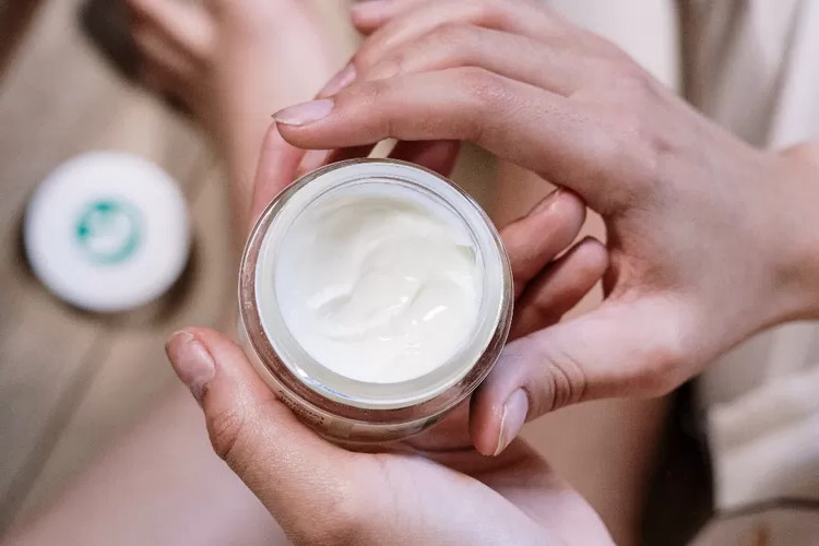 Perbedaan Antara Krim Malam dan Sleep Mask