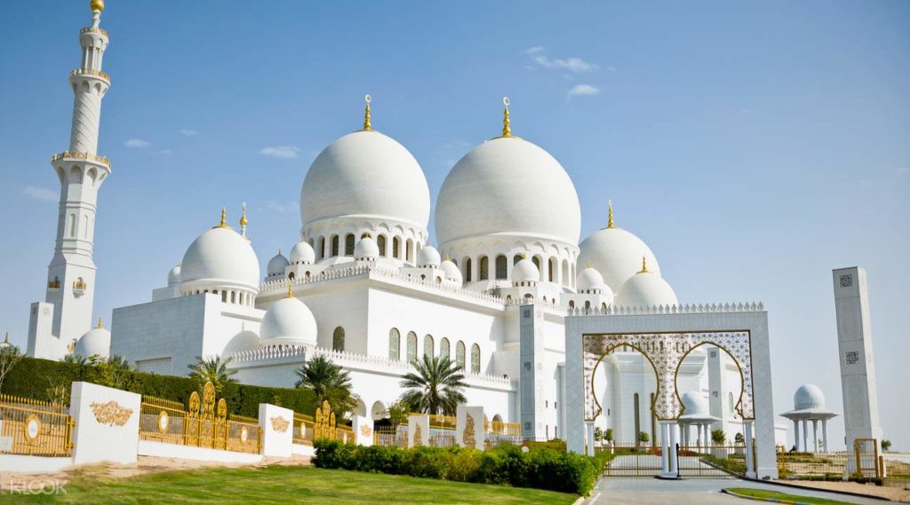 Kesyahduan Masjid Raya Sheikh Zayed, Wisata Religi Ikonik di Solo