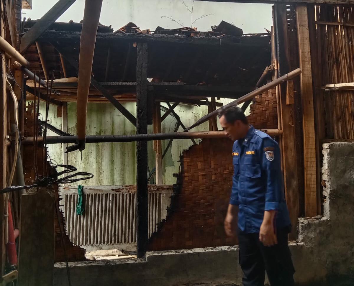 Arang Tungku Kayu Tak Tuntas Dimatikan, Dapur Milik Warga Bantarpanjang, Cilacap Terbakar