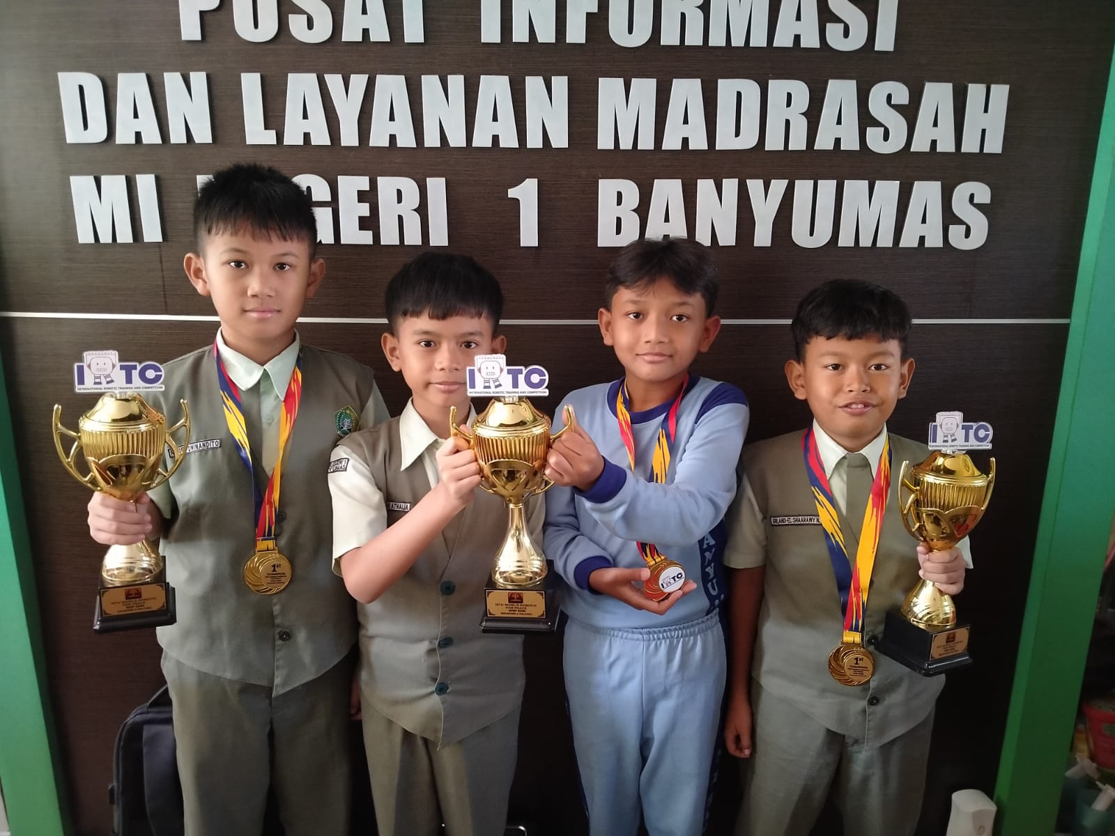 Murid MIN 1 Banyumas Raih Tiga Emas Robotik Internasional di Singapura