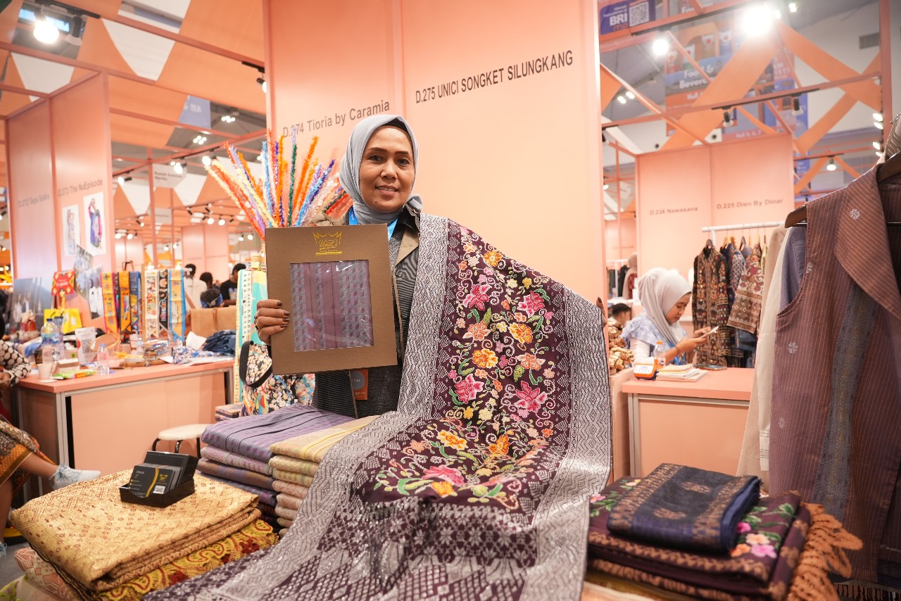 Kesuksesan UMKM Unici Songket Silungkang, Upaya BRI Dorong Produk Warisan Budaya Tembus Pasar Internasional