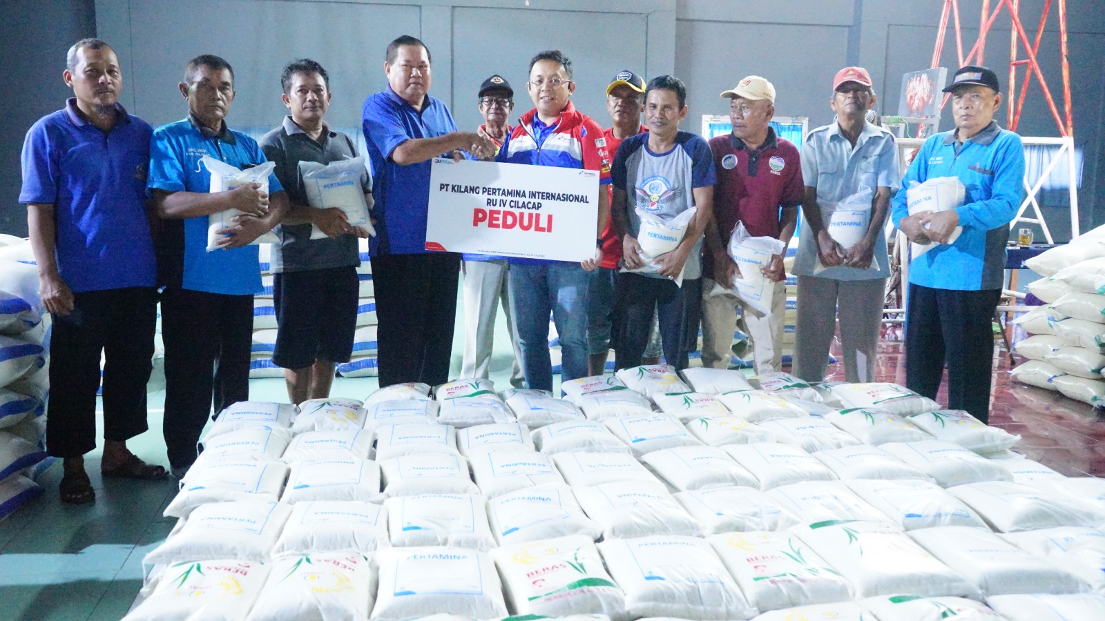 Sambut Idul Fitri, Kilang Cilacap Salurkan 4.000 Kilogram Beras untuk Nelayan