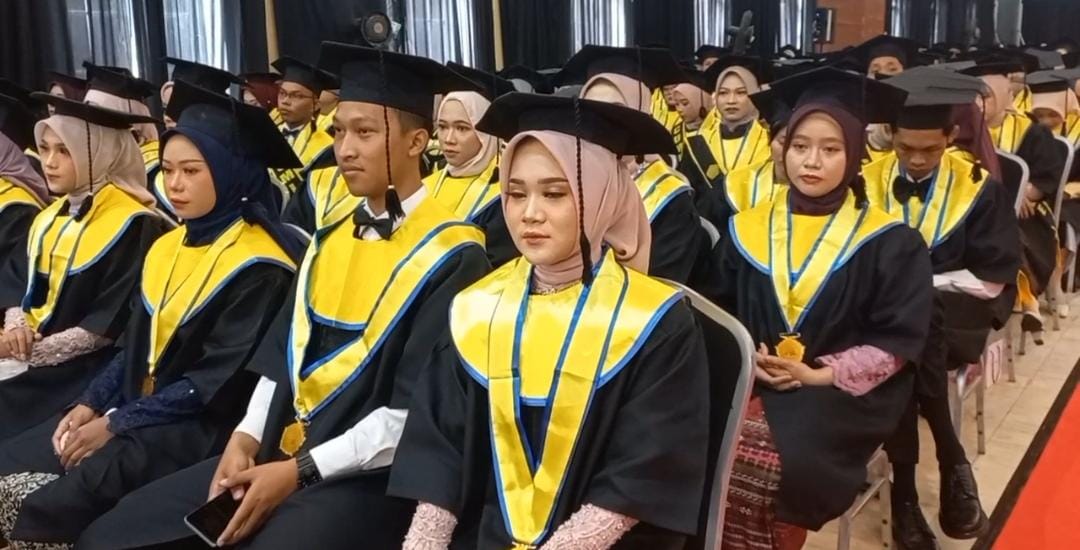 426 Mahasiswa UPB Kebumen Resmi Diwisuda