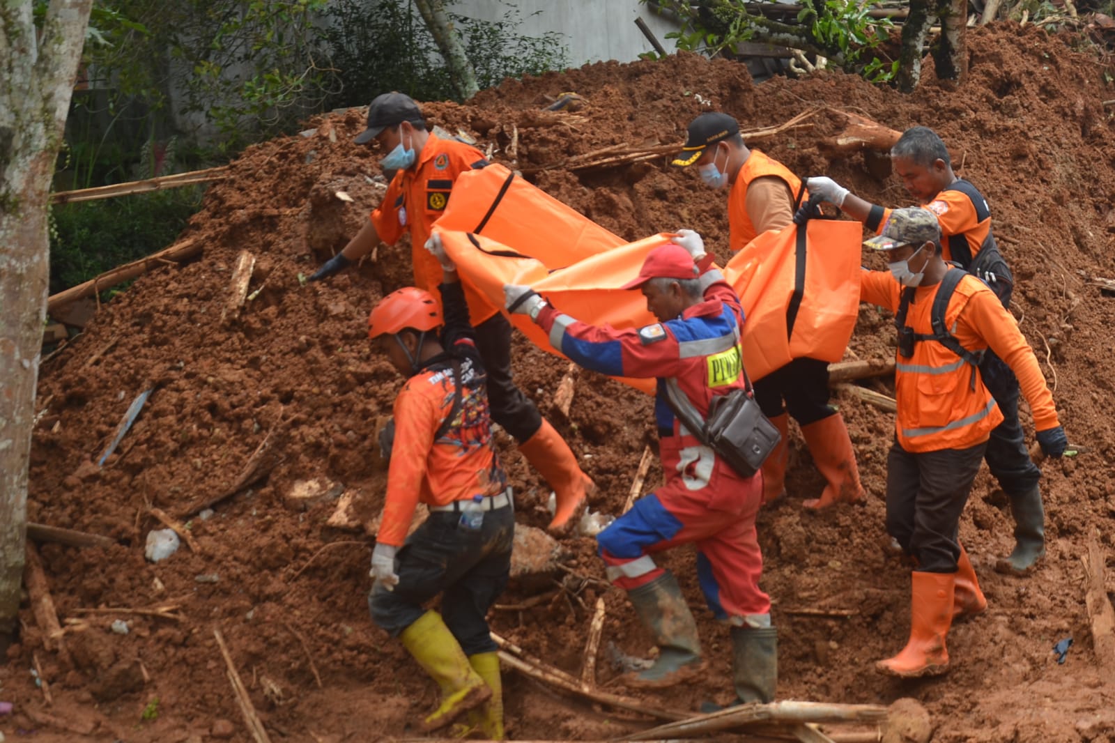 Ketebalan Lumpur Hambat Pencarian, Ahli Ingatkan Risiko Longsor Susulan di Cibeunying