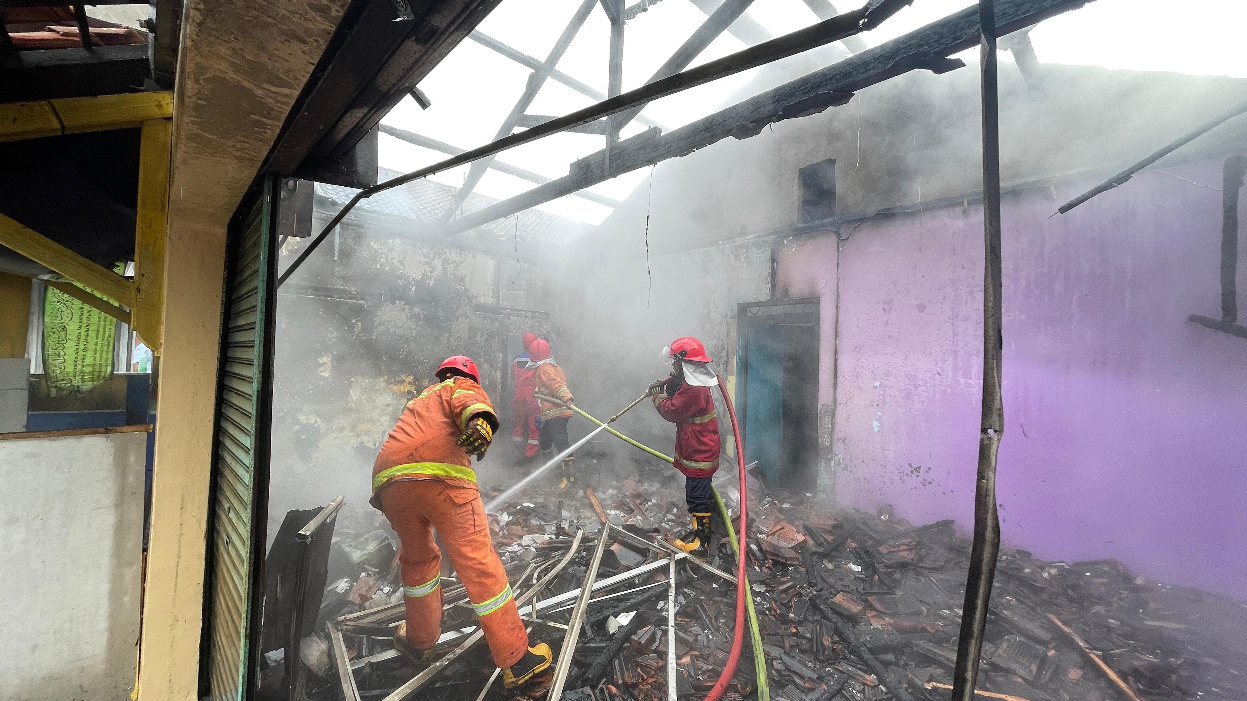 Api Muncul dari Garasi, Rumah dan Warung Makan Padang di Kembaran Banyumas Terbakar