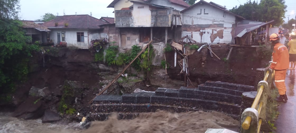 Penanganan 1 Rumah Terancam Akibat Tebing Longsor Sungai Pelus, Kepala BPBD : Sudah Dikoordinasikan 