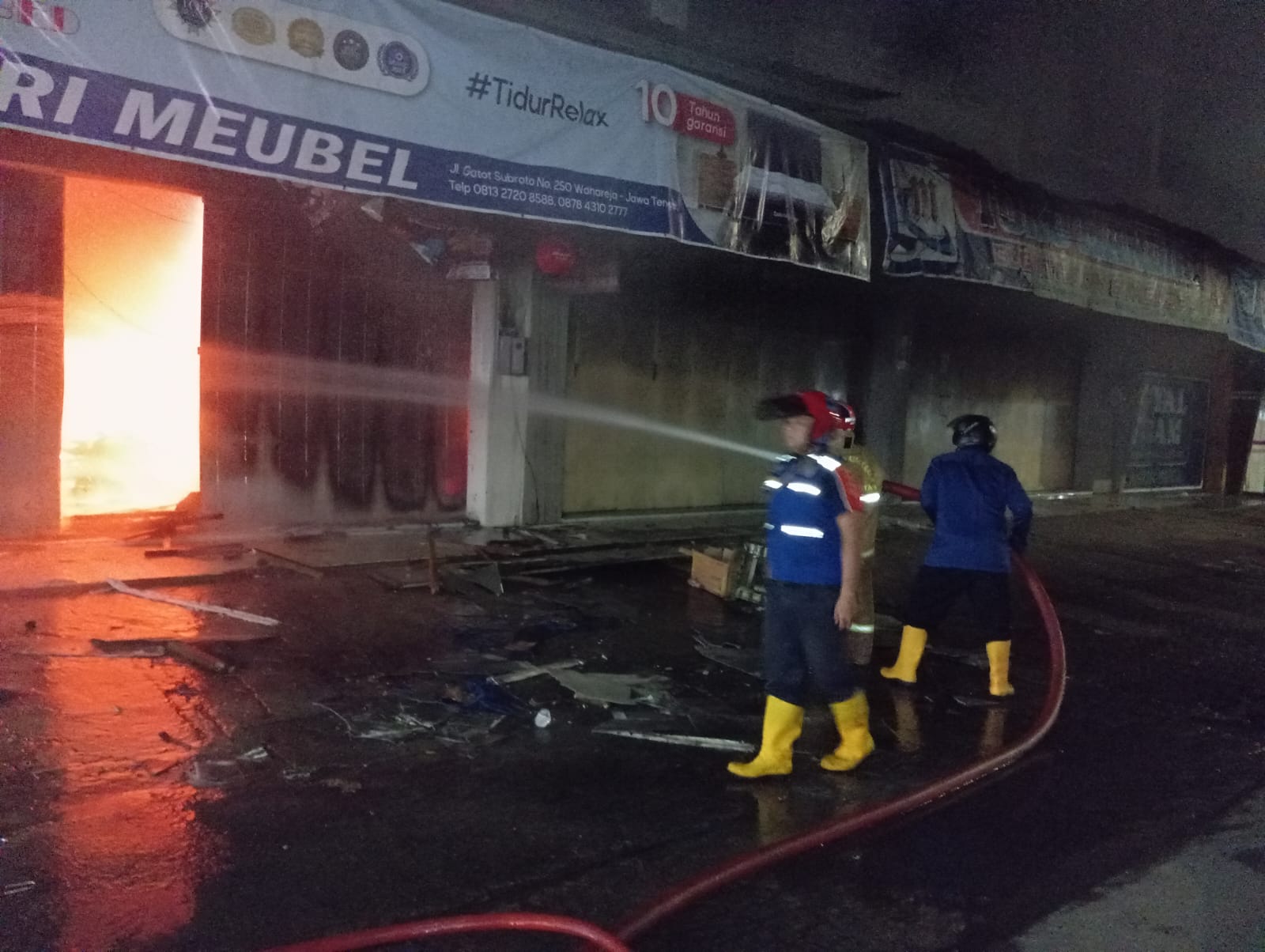 Pemilik Ruko Dievakuasi dengan Truk Trailer karena Kebakaran Hebat Ruko Dua Lantai