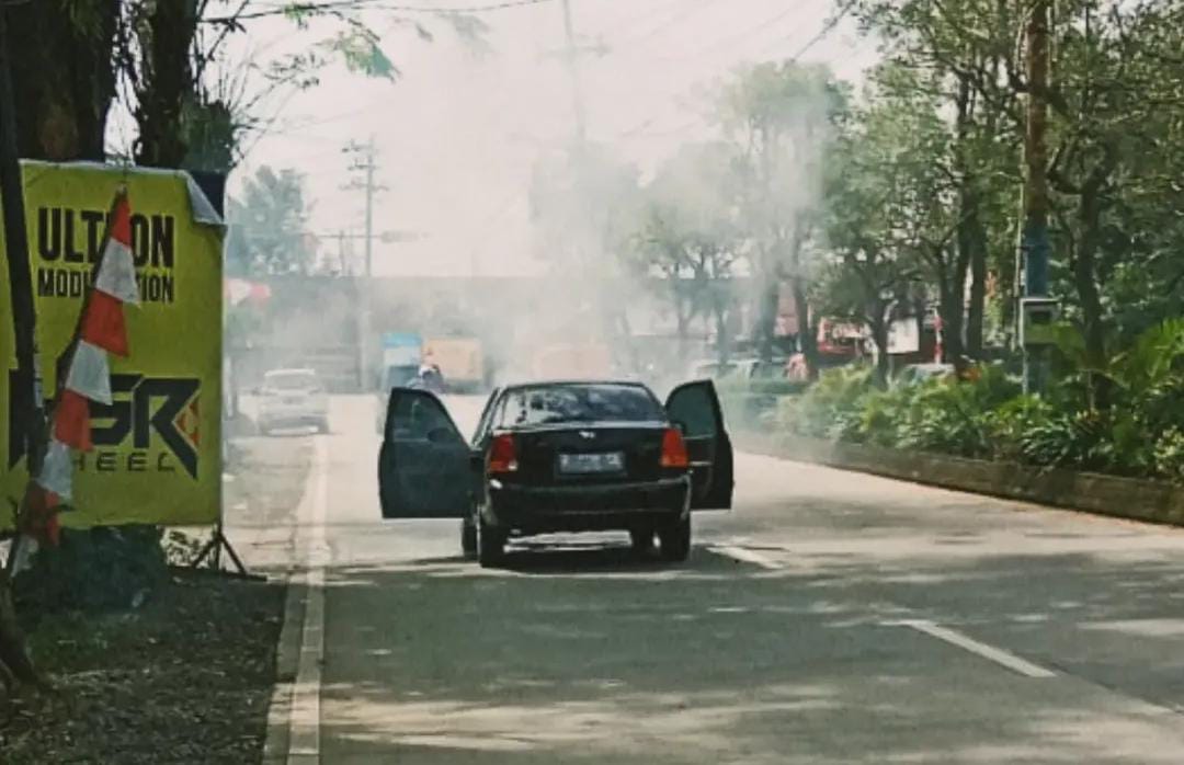 Mobil Sedan Hitam Terbakar di Karangpucung Purwokerto