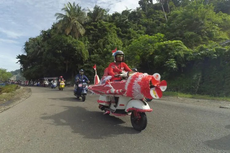  Tips Aman Berkendara Motor Listrik saat Pawai HUT RI