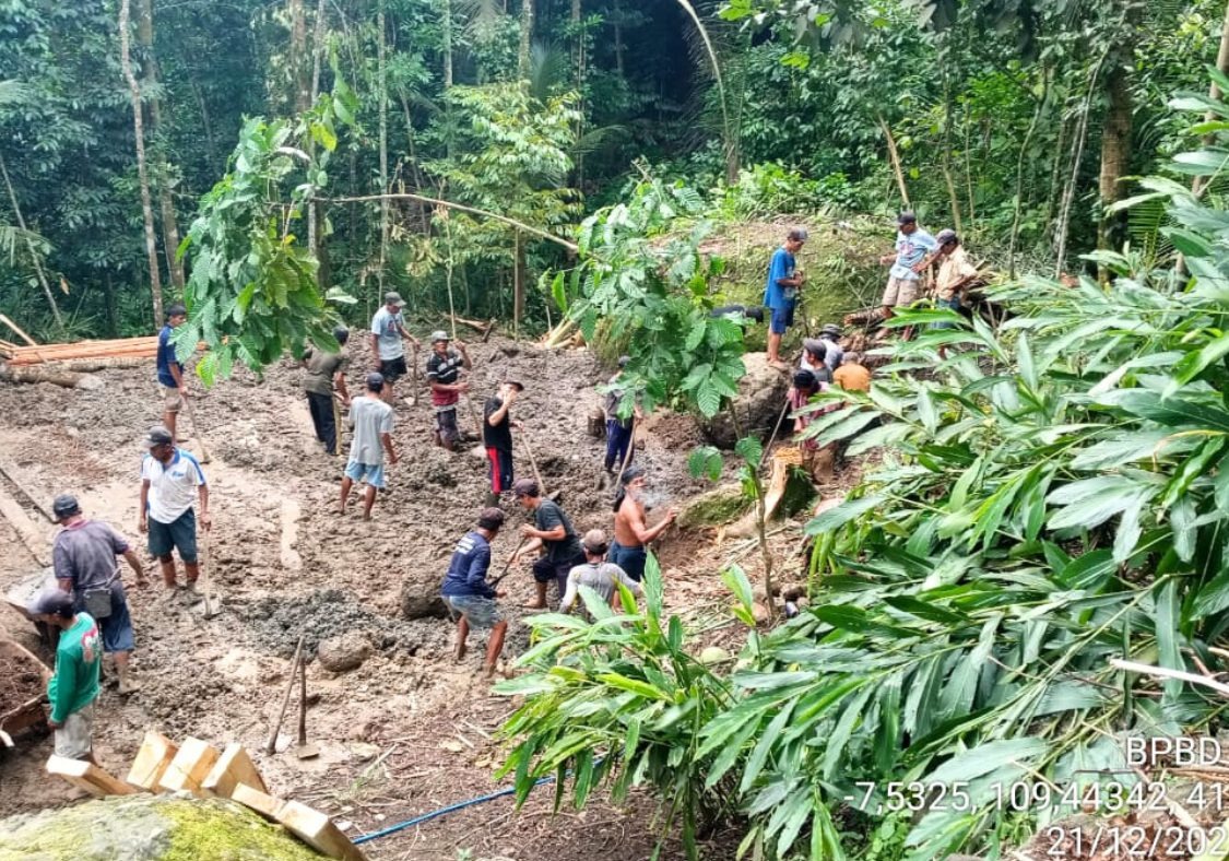 Warga Desa Sampang, Kebumen Bangun Jembatan Darurat