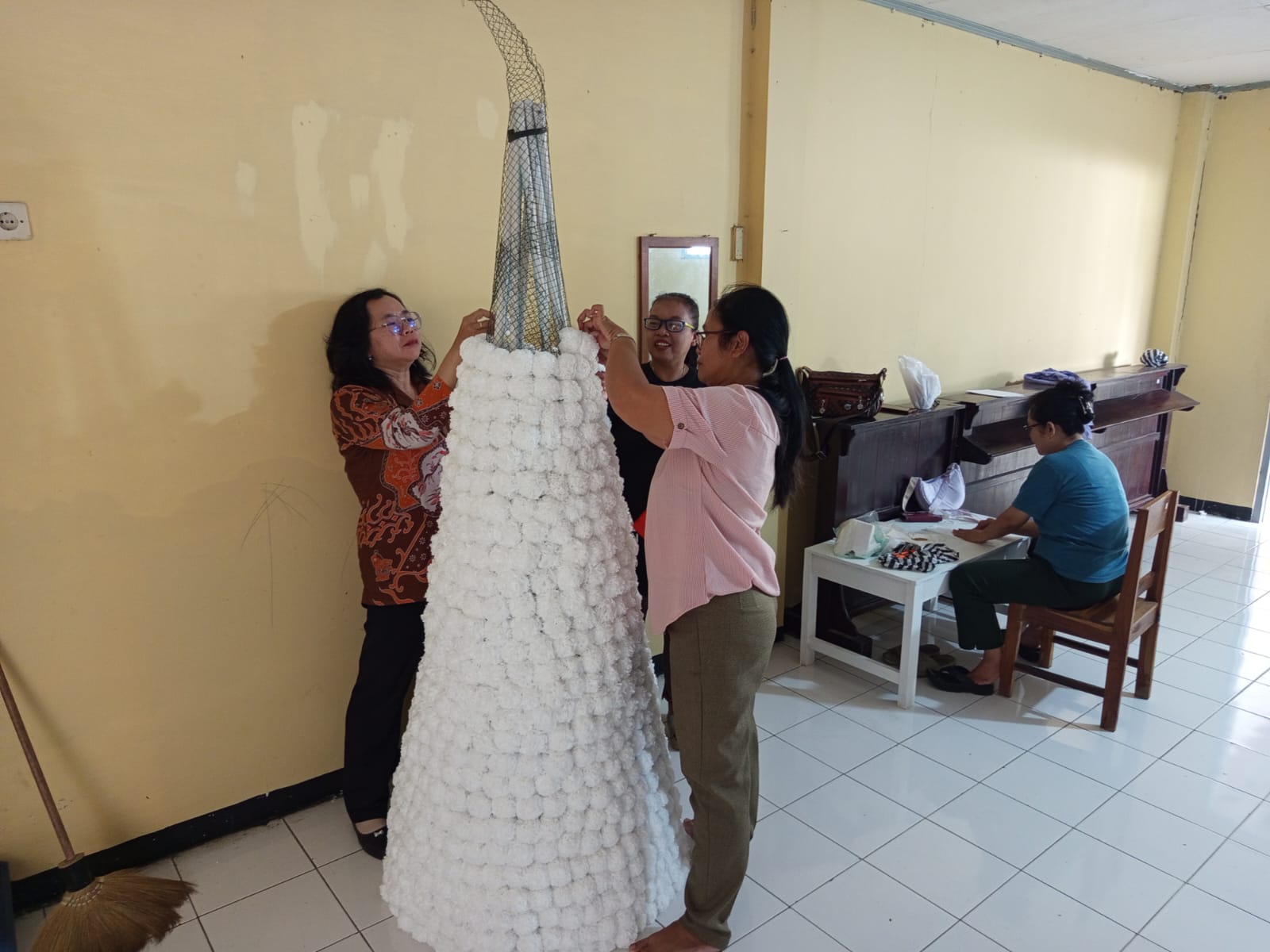 Pesan Kesederhanaan dari Pohon Natal Kantong Plastik Putih Dibentuk Bunga dI GKJ Banyumas