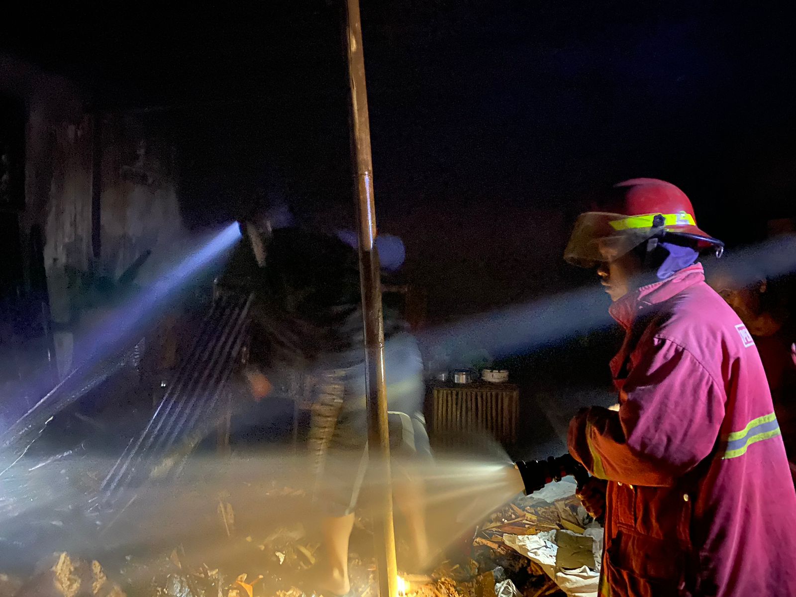 Tak Tuntas Matikan Bara Api dari Tungku Kayu, Rumah Milik Warga Sidasari Kecamatan Sampang Cilacap Terbakar