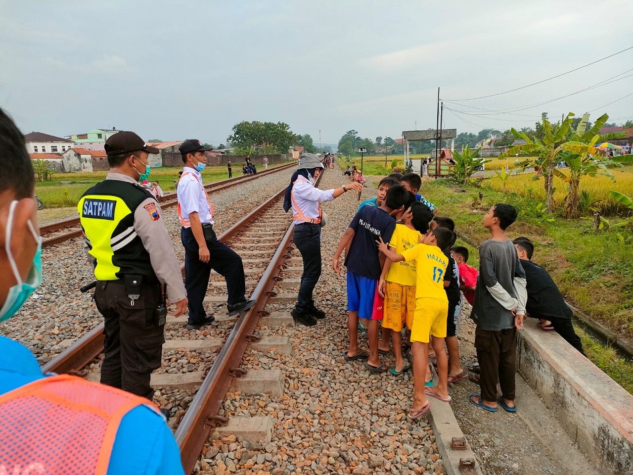 Frekuensi Perjalanan KA Meningkat, Daop 5 Purwokerto Halau Masyarakat yang Bermain di Pinggir Rel