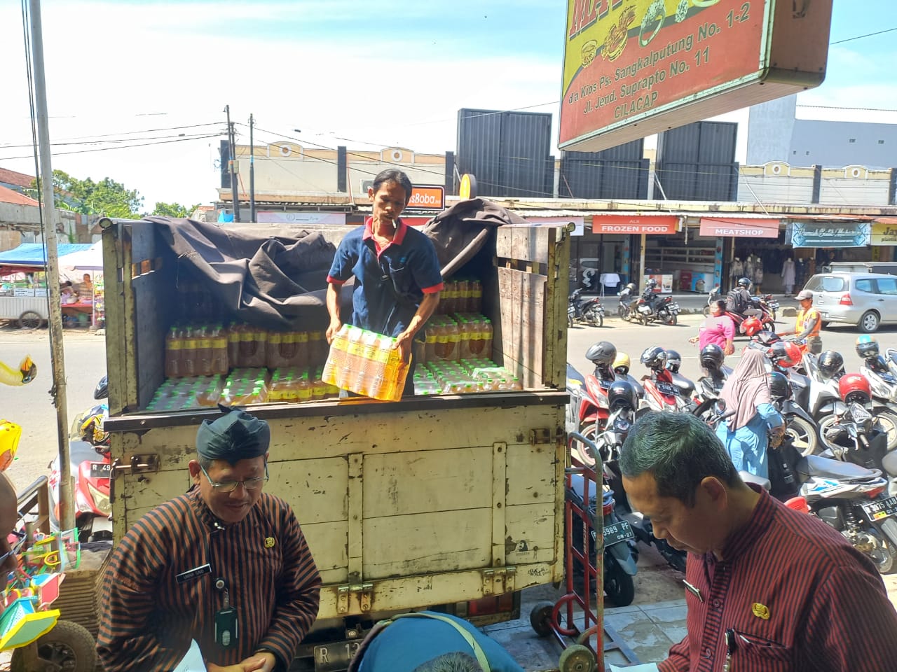 2 Pasar Rakyat di Cilacap dapat Alokasi Minyak Goreng MinyakKita 5760 liter.