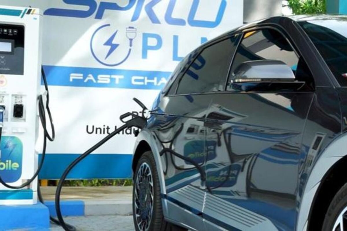 Cara Aman Mengendarai Mobil Listrik di Musim Hujan, Tips Lengkap untuk Pengemudi Cerdas