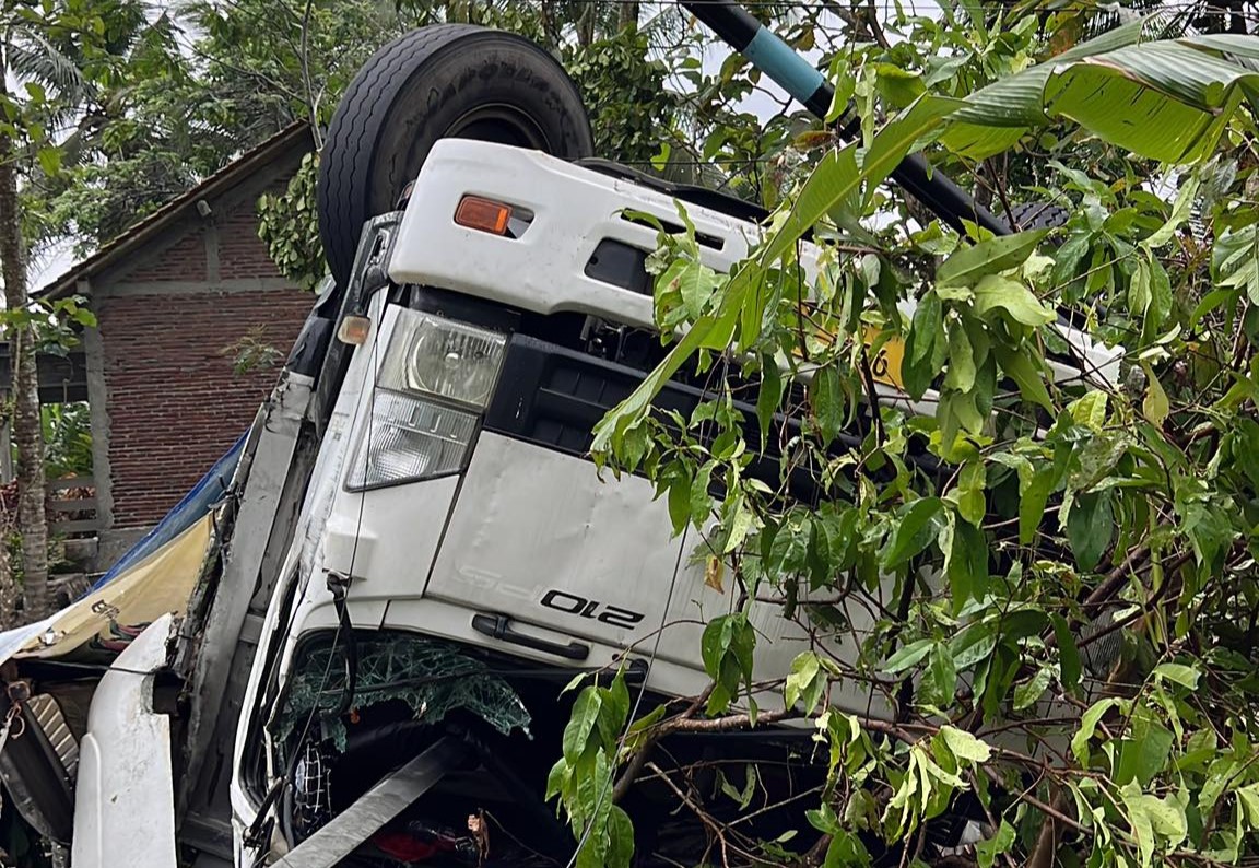 Hilang Kendali, Truk Nyungesep di Pekarangan Warga 