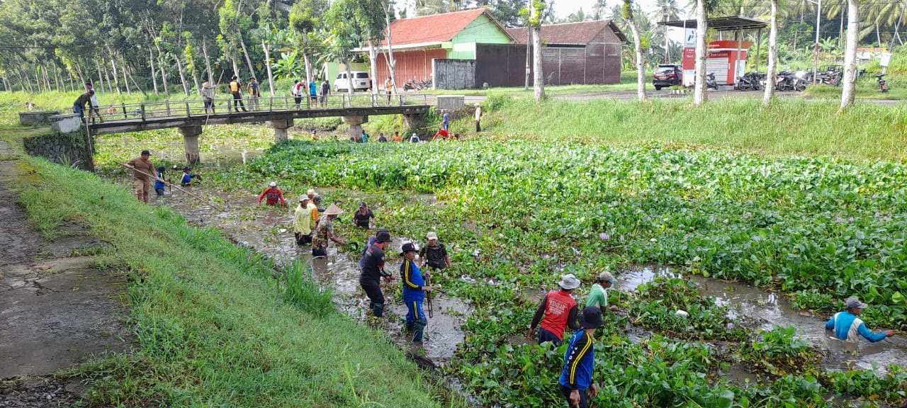 Cegah Banjir, Warga Bonorowo Bersihkan Drainase Kali Rowo
