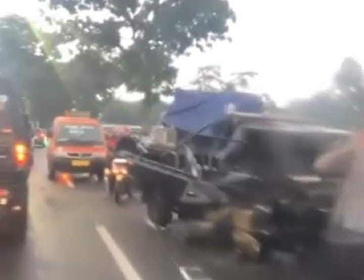 Salip Truk Terparkir, Dua Mobil Pikap Adu Banteng di Bobotsari