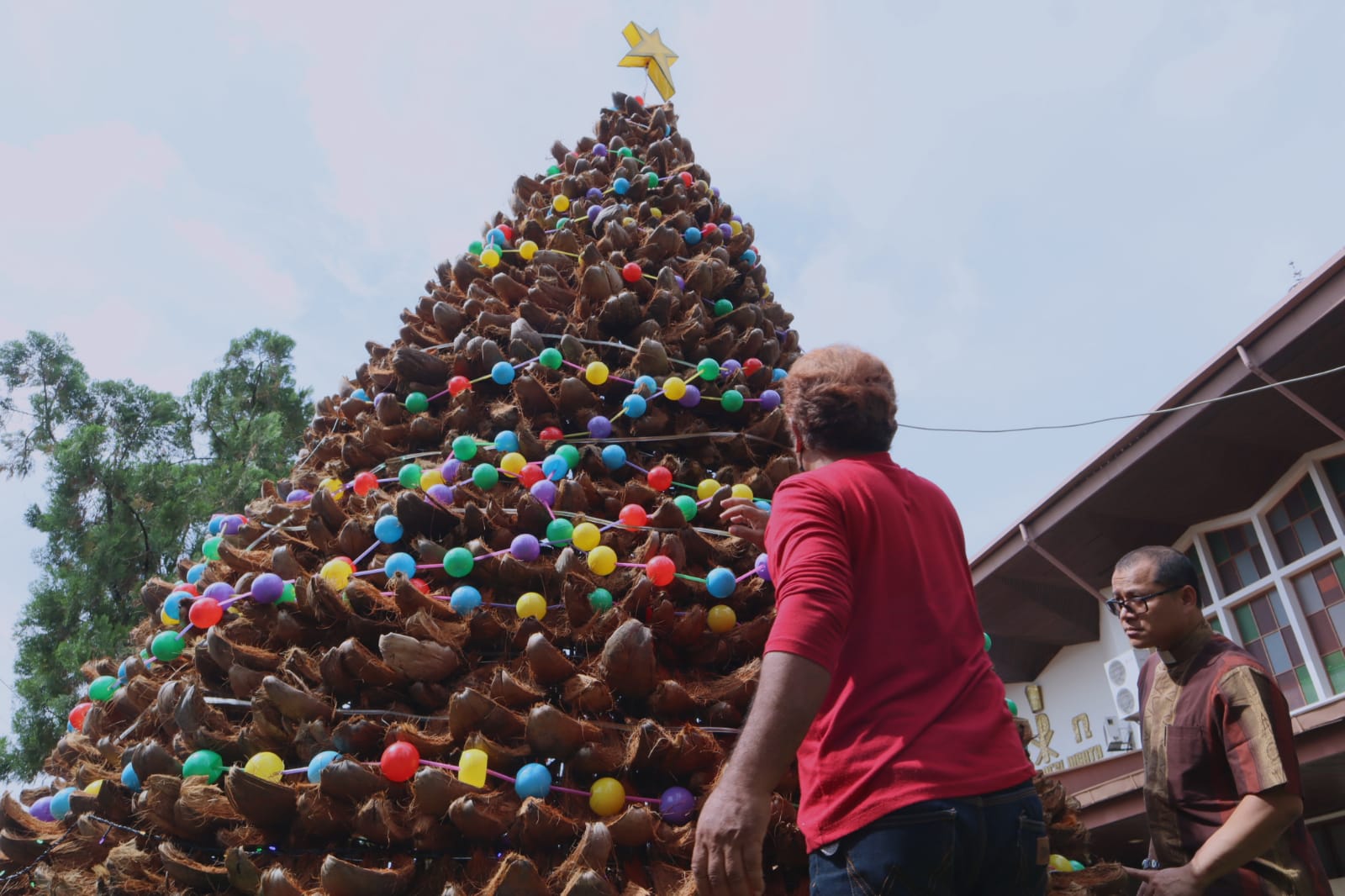Unik, Sabut Kelapa Jadi Pohon Natal di Gereja Katedral Kristus Raja Purwokerto  