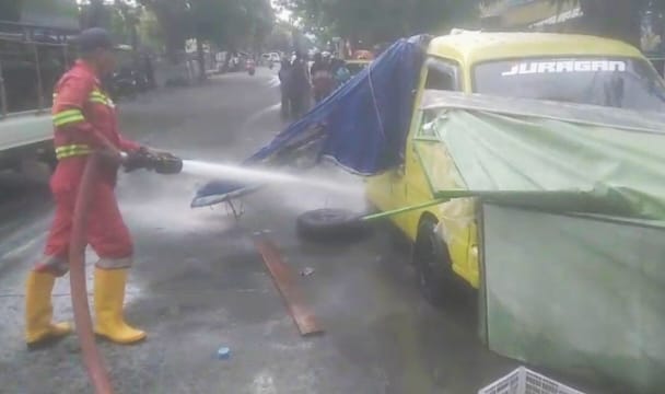 Diseruduk Honda Brio, Mobil Tahu Bulat Terbakar di Majenang