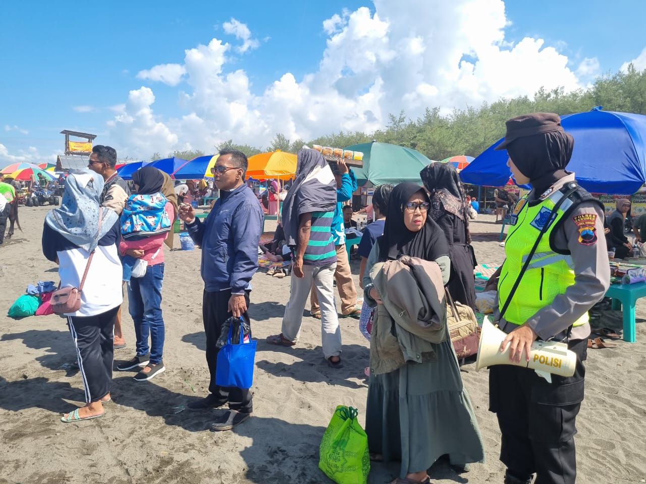 Minimalisir Potensi Bahaya Saat Wisata, Polres Kebumen Imbau Wisatawan Tidak Melewati Batas Pantai
