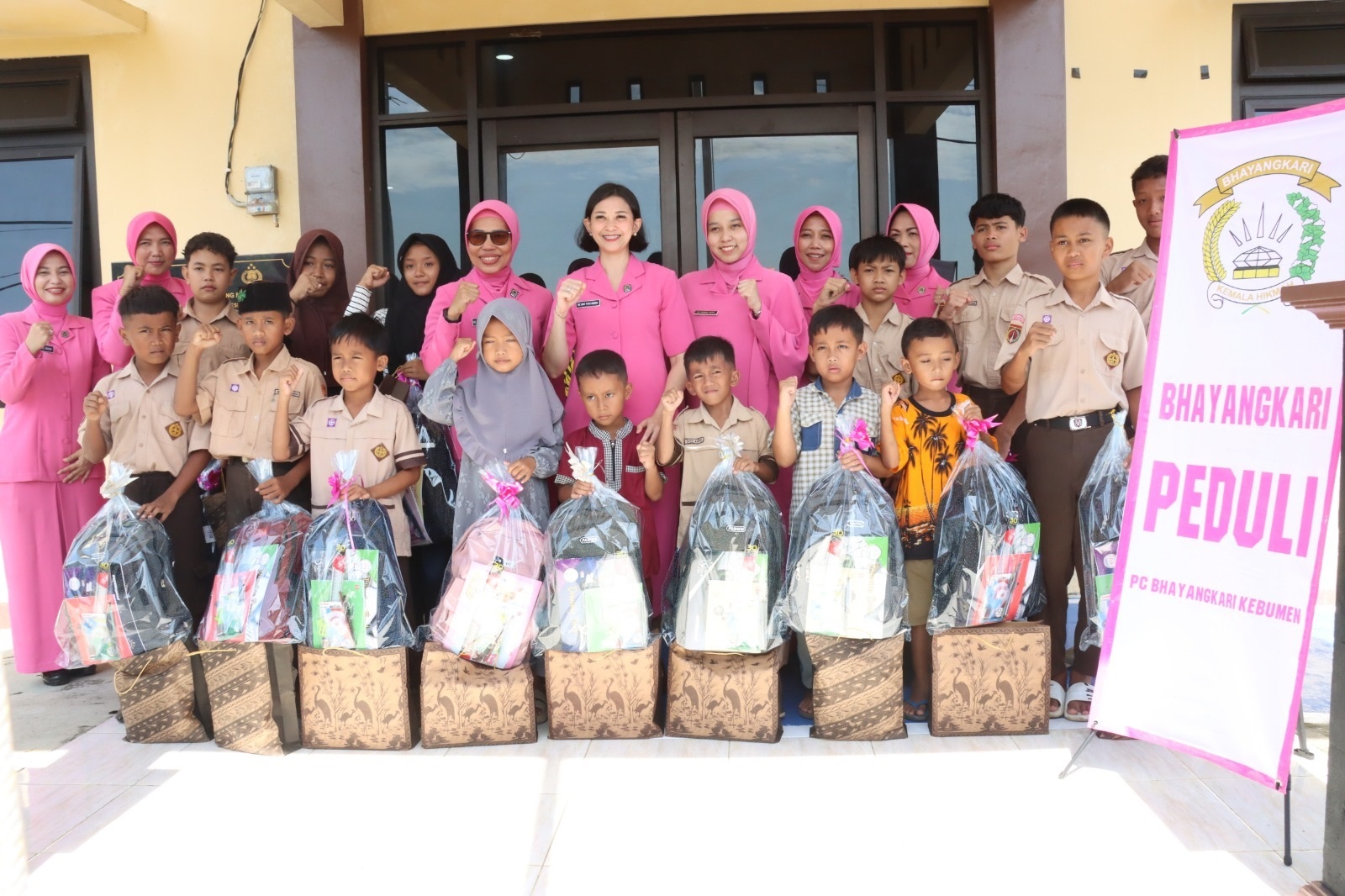 Pelajar Terima Bantuan Peralatan Sekolah