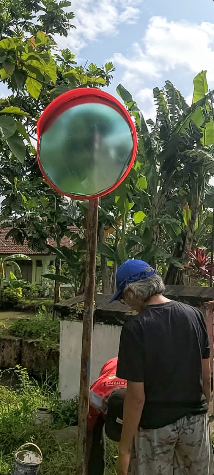 Potensi Tabrakan, Warga Swadaya Beli Convex Mirror 