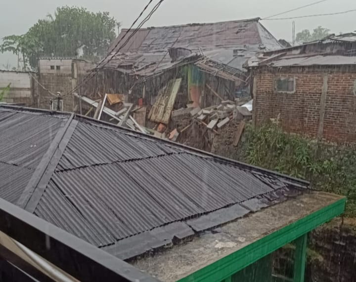 Hujan Deras Sore, Rumah Ropini Ambruk Dilanda Longsor