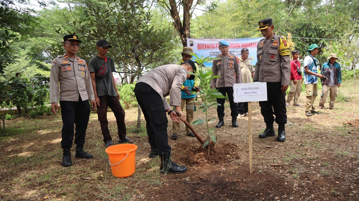 Green Policing, Polisi Tanam 500 Bibit Pohon Buah
