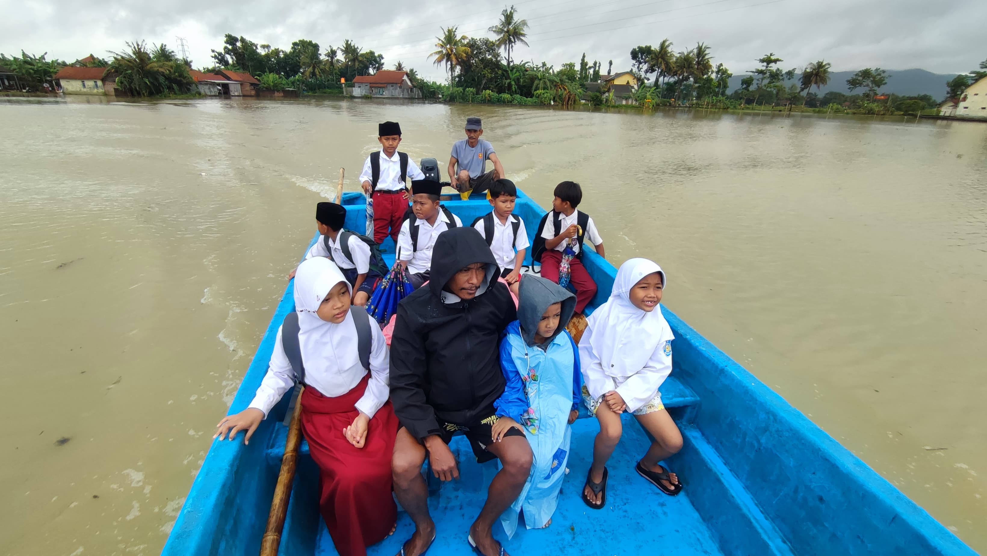 Banjir Rendam Dusun Karag Kroya, Pelajar Terpaksa Terjang Genangan untuk Sekolah