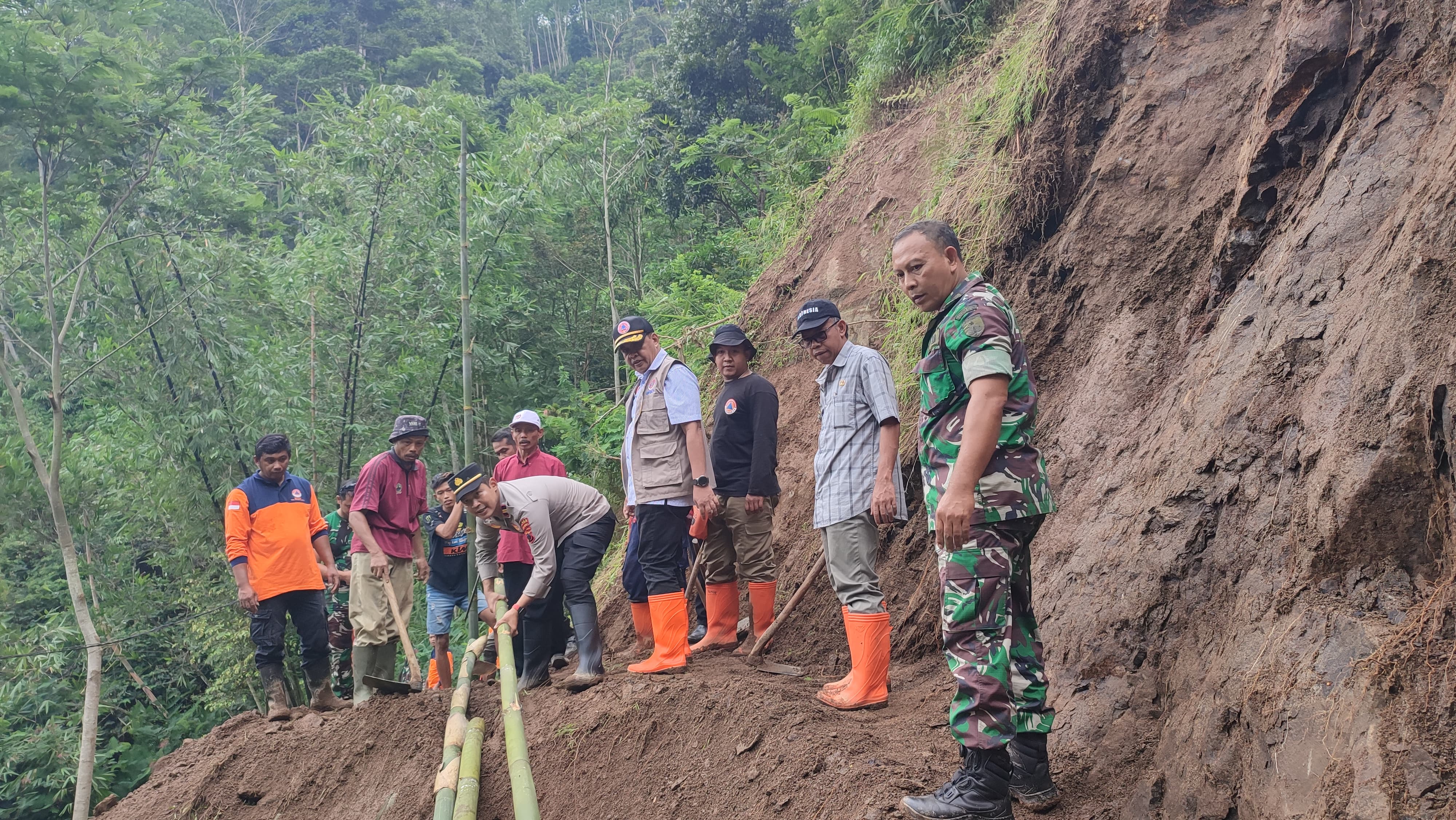 Buka Akses 5 KK yang Terisolir, Jembangan Kayu Akan Dibuat Lokasi Tanah Longsor Desa Jingkang