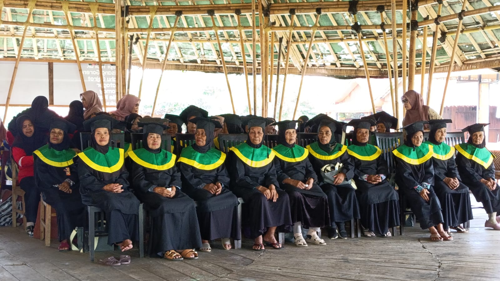 Unik, Dua Sekolah Lansia Mewisuda Puluhan Siswanya