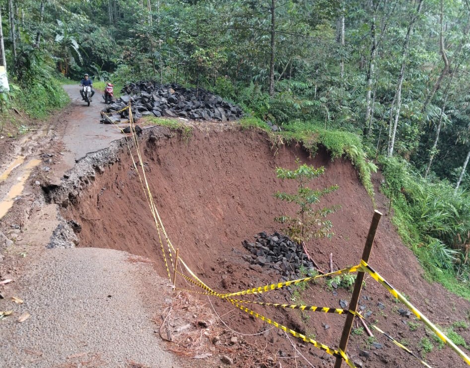 Longsor, Akses Roda Empat Banyumas-Banjarnegara Putus 