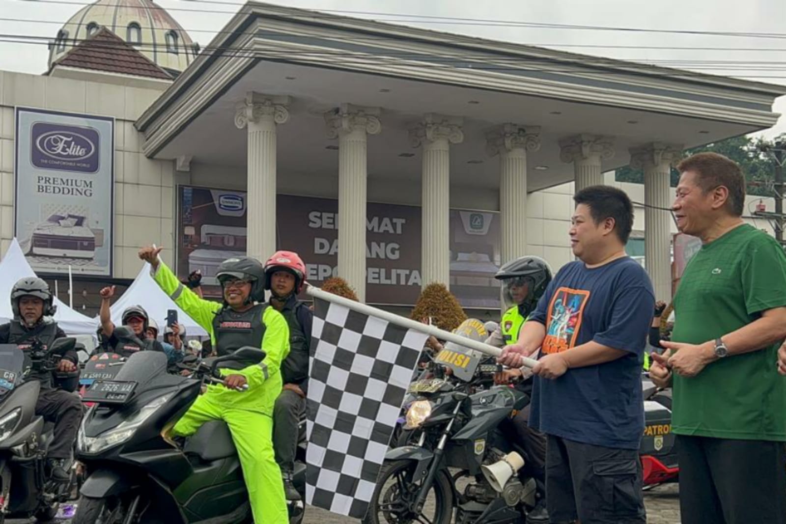 Parade Motor Listrik Gaungkan Energi Bersih, Rider Senyap Susuri Jalanan Purwokerto