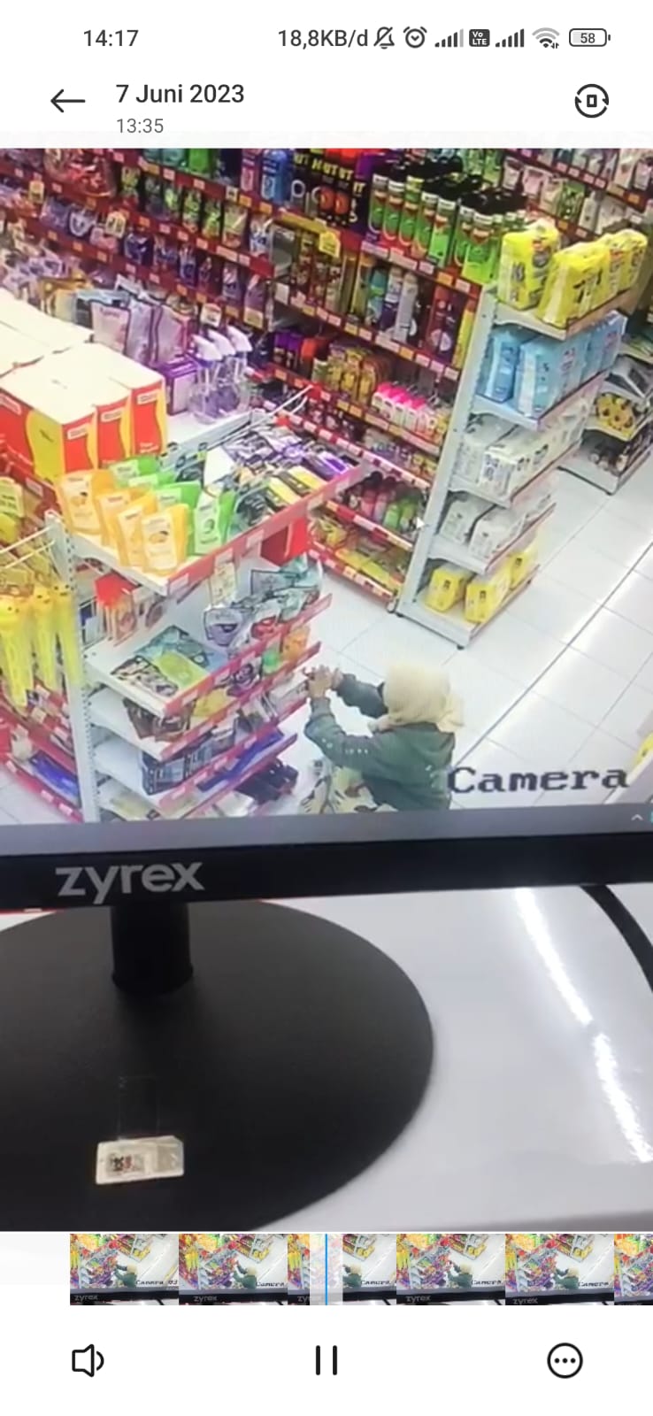 Terekam CCTV, Ibu Muda Mencuri Celana Dalam di Alfamart Pageraji Cilongok