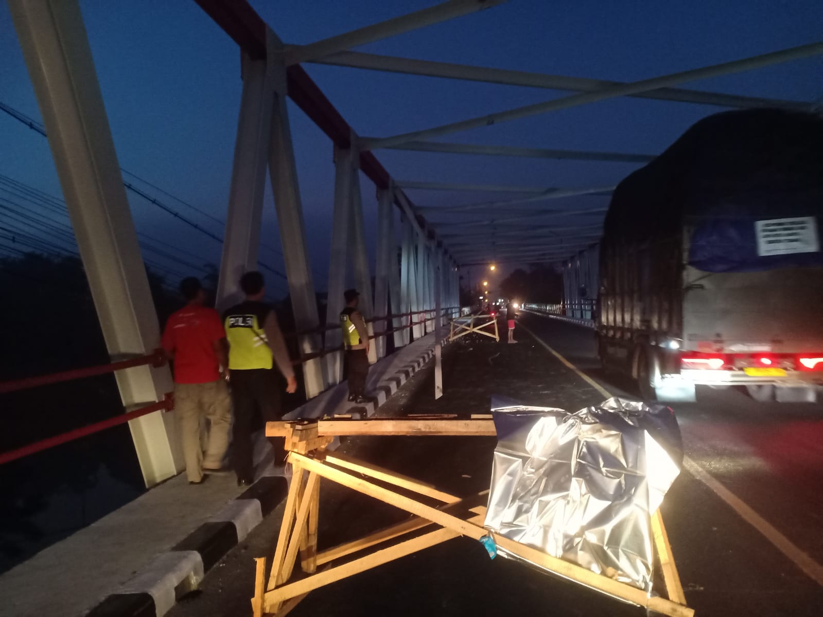 Ekskavator Tabrak Jembatan Serayu Banyumas, Pemotor Terluka