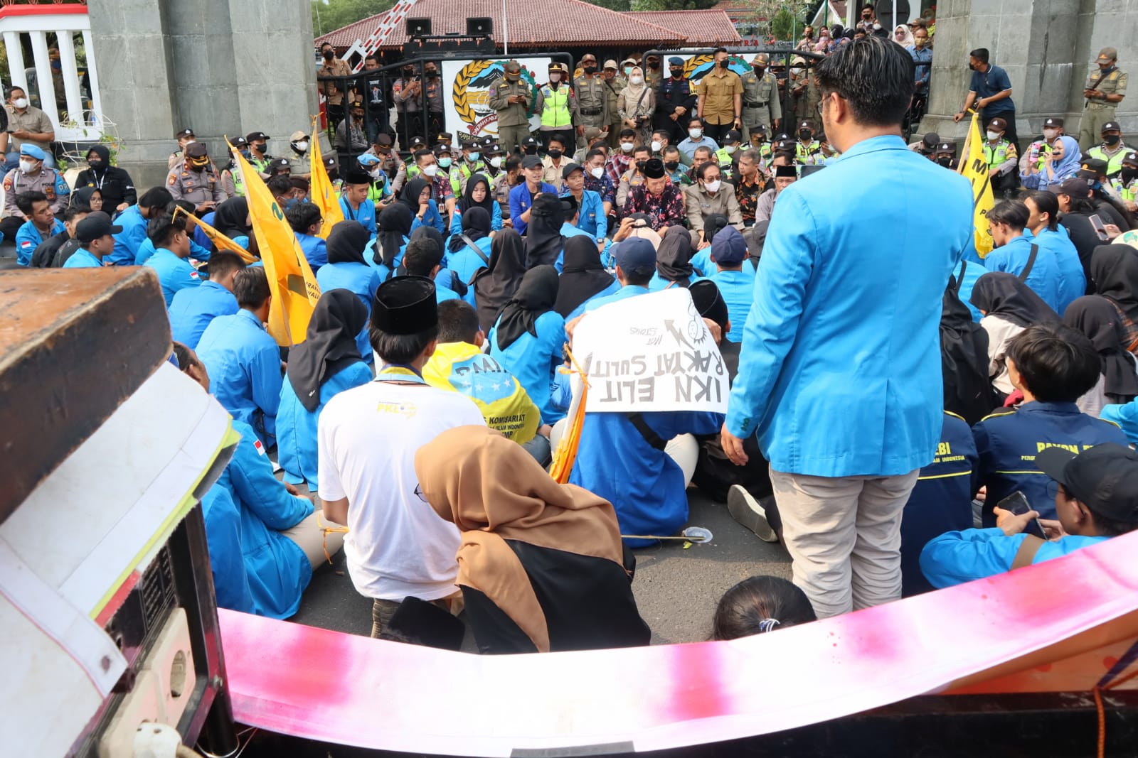 Demo di Purwokerto, Pimpinan Daerah Kabupaten Banyumas Duduk Bersama Dengan Massa Aksi 