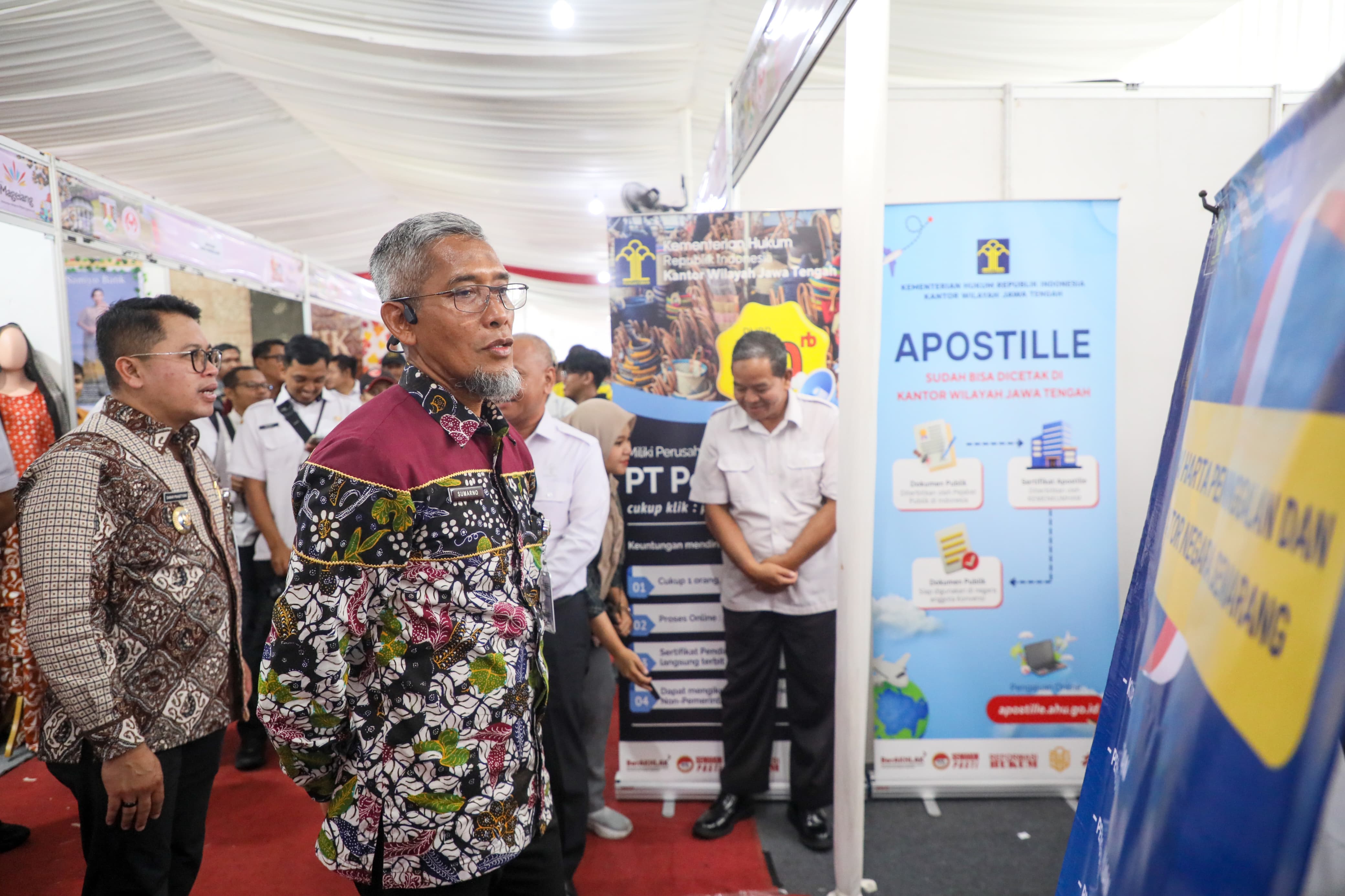 Pemprov Jateng Salurkan Bantuan Makan untuk Pengemudi Truk Terjebak Banjir