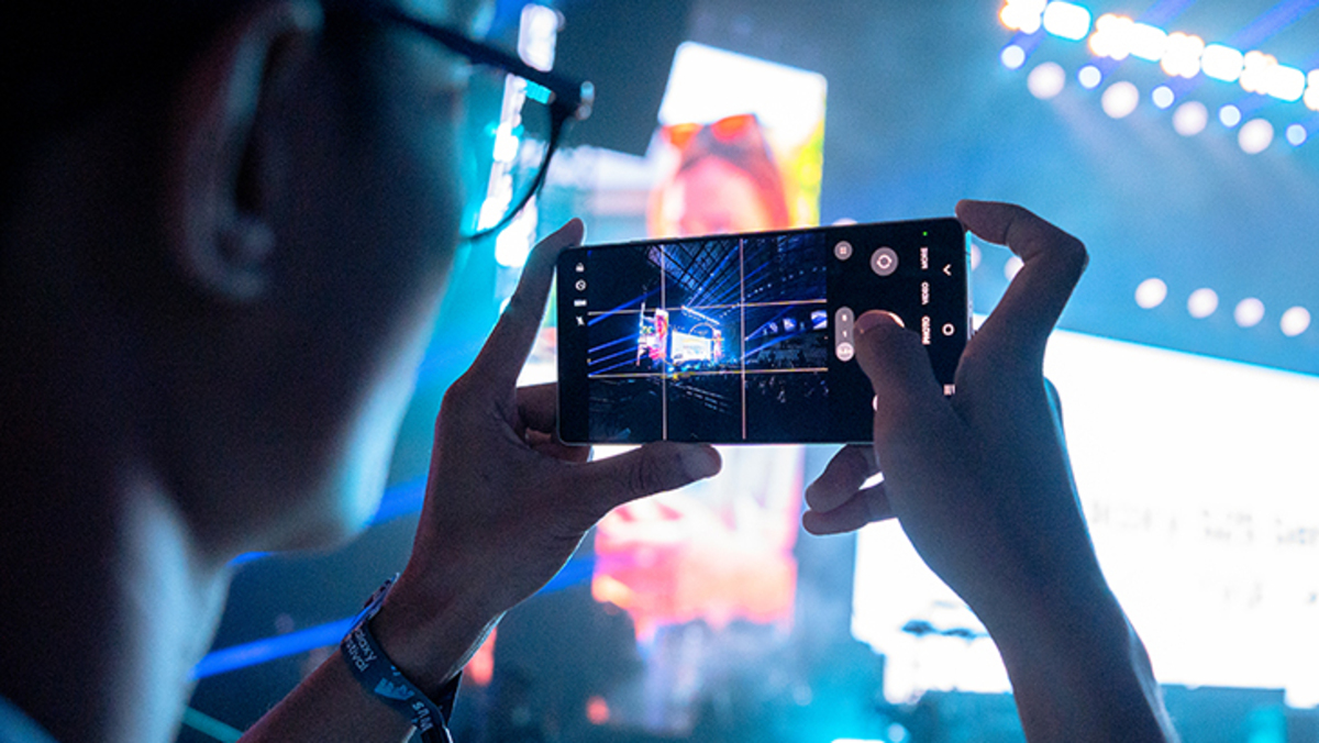 Samsung Galaxy S25 Series Maksimalkan Pengalaman Konser dengan Fancam Jernih di Tempat Gelap