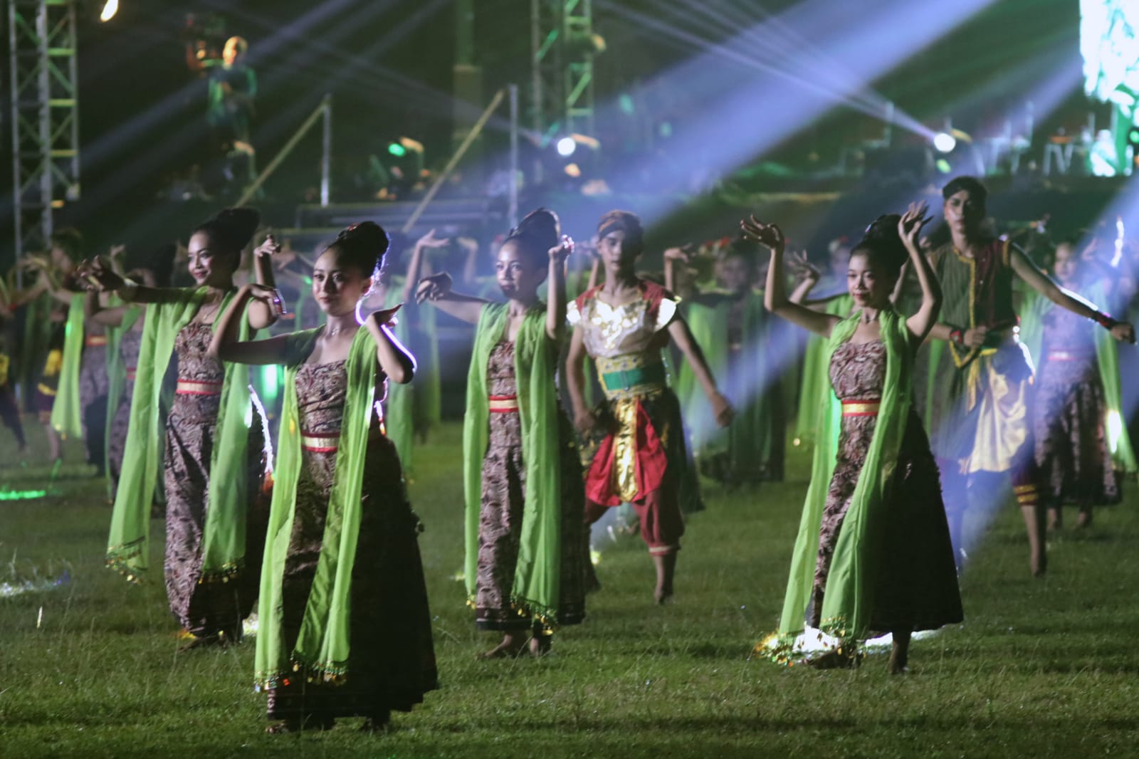 Lengger Bicara Kembali Guncang Banyumas, Ribuan Warga Padati Stadion Satria
