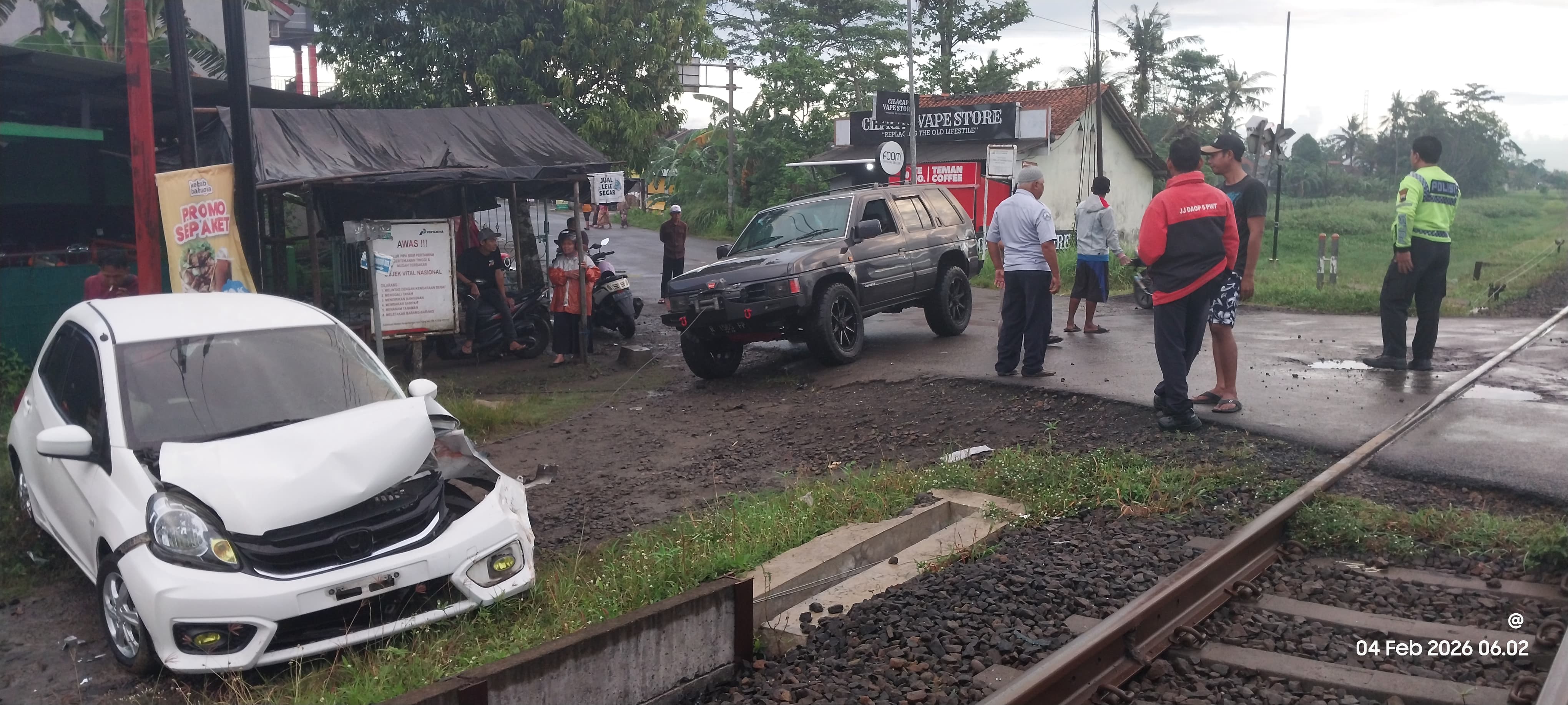 Abaikan Palang Pintu, Honda Brio Tertemper KA Barang di Perlintasan Sebidang Kasugihan - Karangkandri, Cilacap